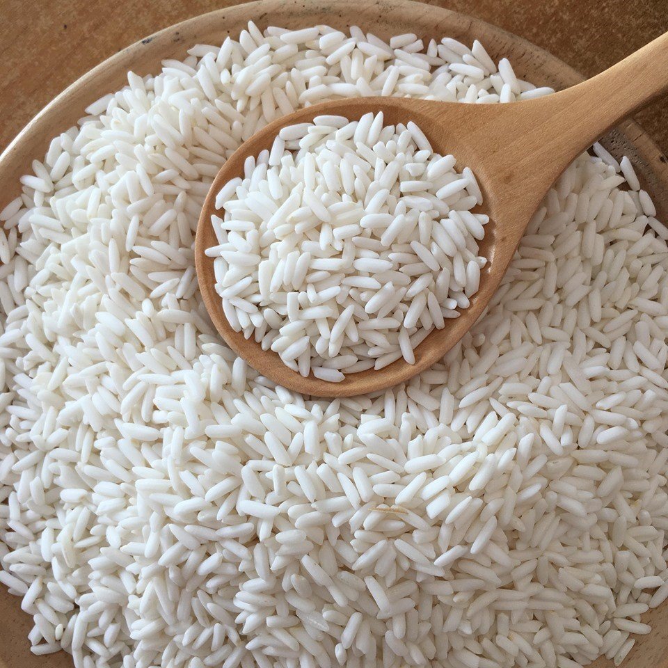 Thai rice grains in a wooden spoon